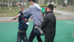 13名同学欢乐玩老鹰捉小鸡游戏 畅享童趣时光